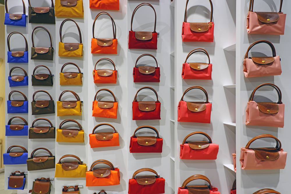 Le Pliage Longchamp en magasin, jaune, orange, rouge
