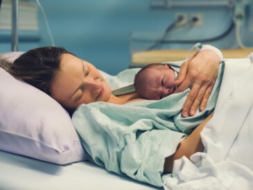 Une femme à la maternité vient d'accoucher et a son bébé sur elle