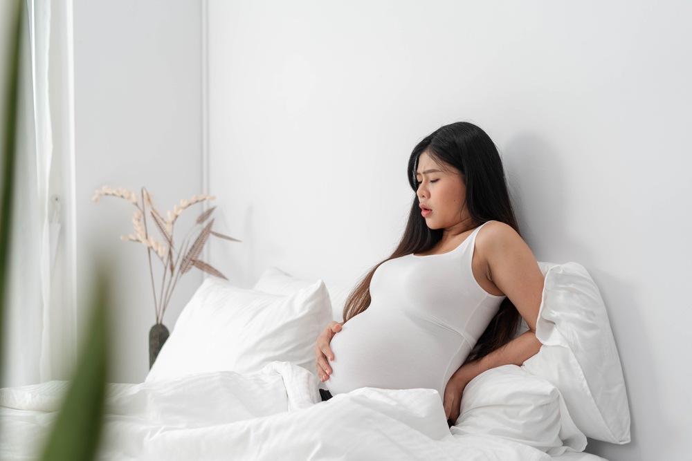 Une femme enceinte ressent des contractions 
