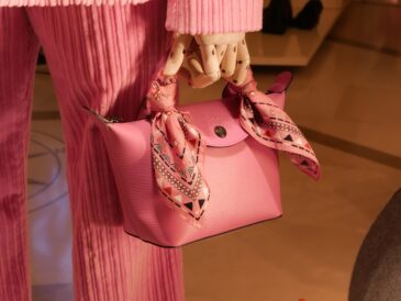 Sac Longchamp en cuir rose avec foulard autour de la poignée