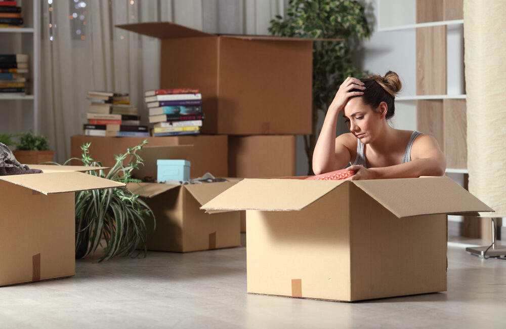 Une femme fait ses cartons après avoir été expulsée d'un appartement pour loyer impayé